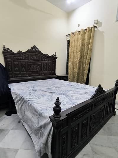 Antique Solid Tali Wood Bed – Hand-Carved Masterpiece