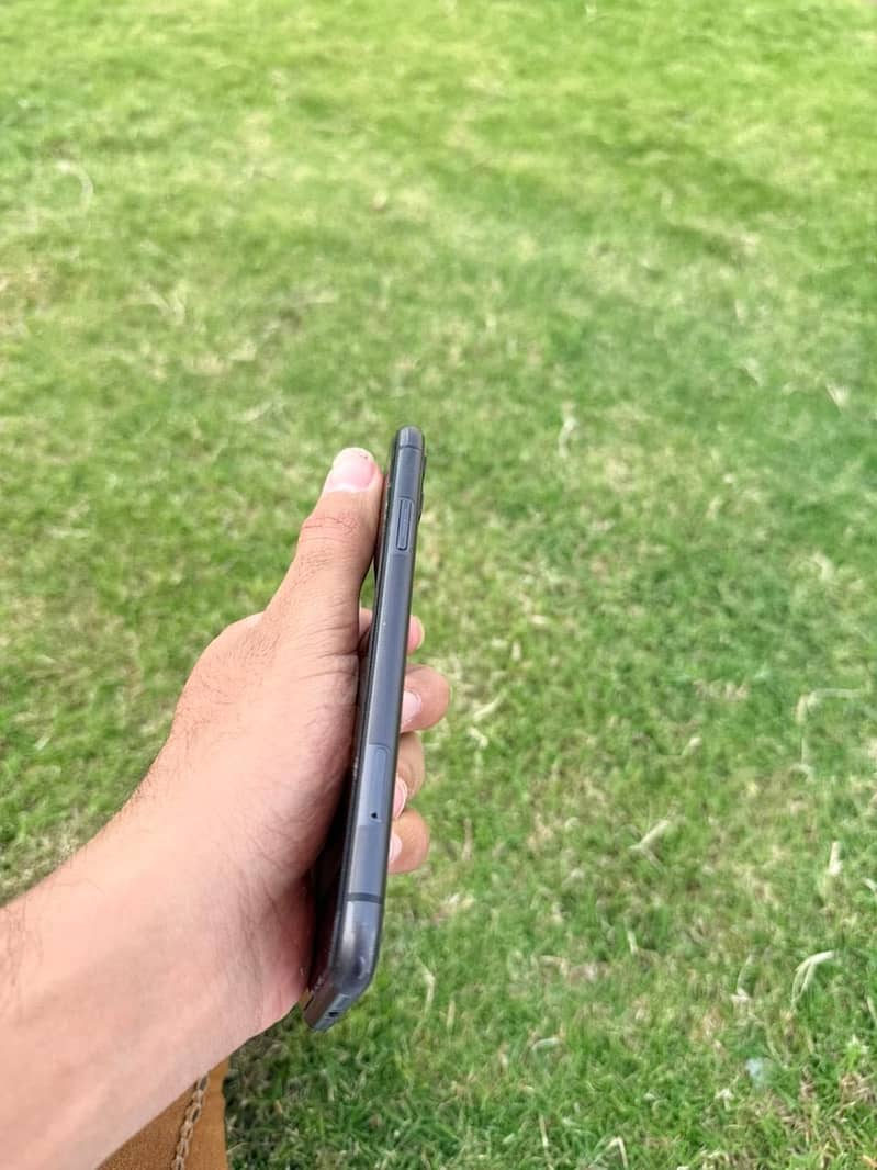 Apple iPhone 11 4
