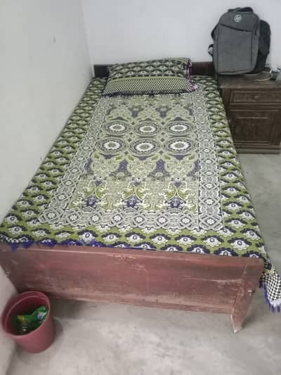 I'm selling my wooden bed