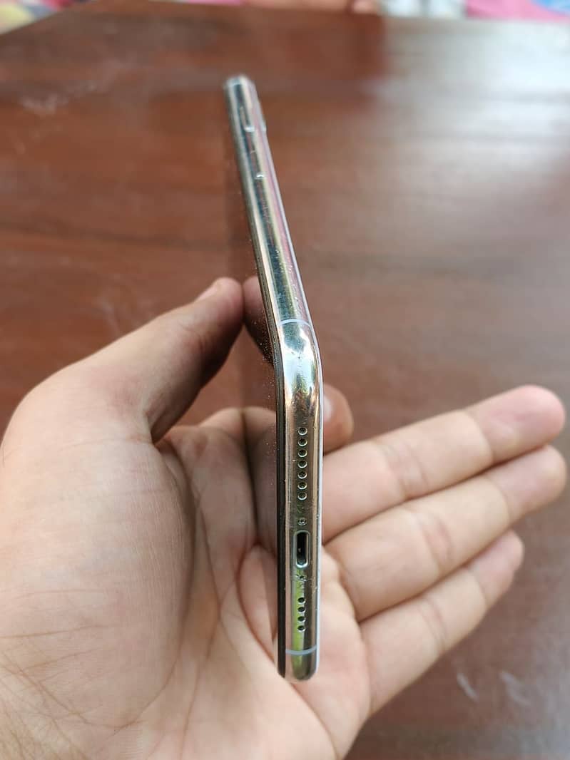 Apple iPhone XS Max 4