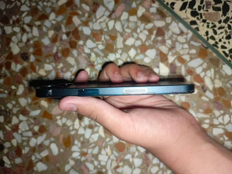 iPhone 13 4