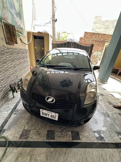 Toyota Vitz full option push start 2011 Urgent sale 03124866257