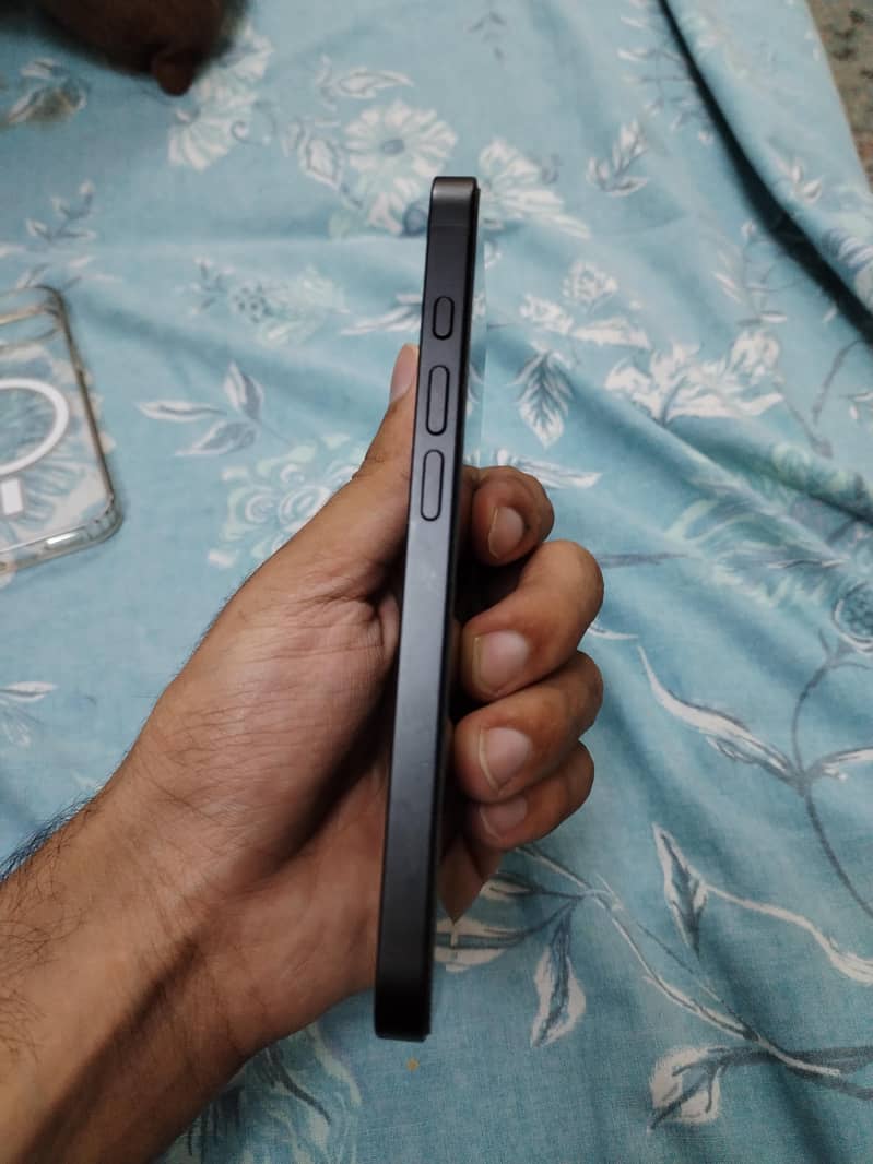 Apple iPhone 16e 1