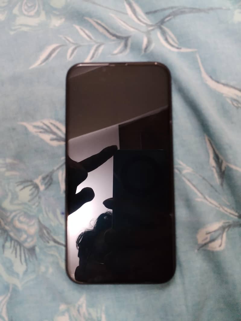 Apple iPhone 16e 3
