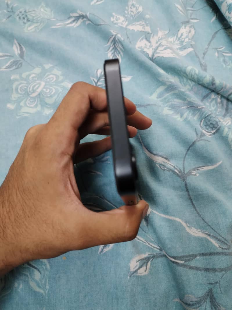 Apple iPhone 16e 4