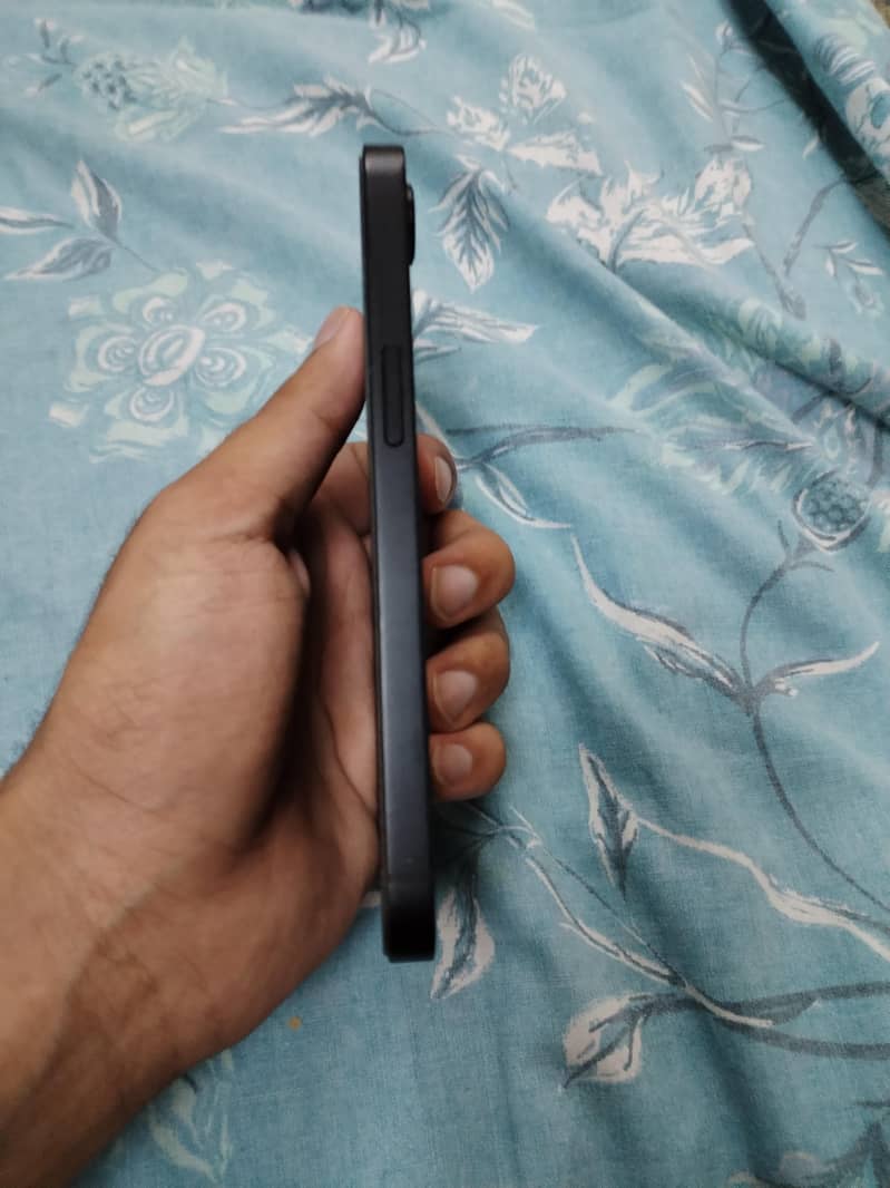 Apple iPhone 16e 5