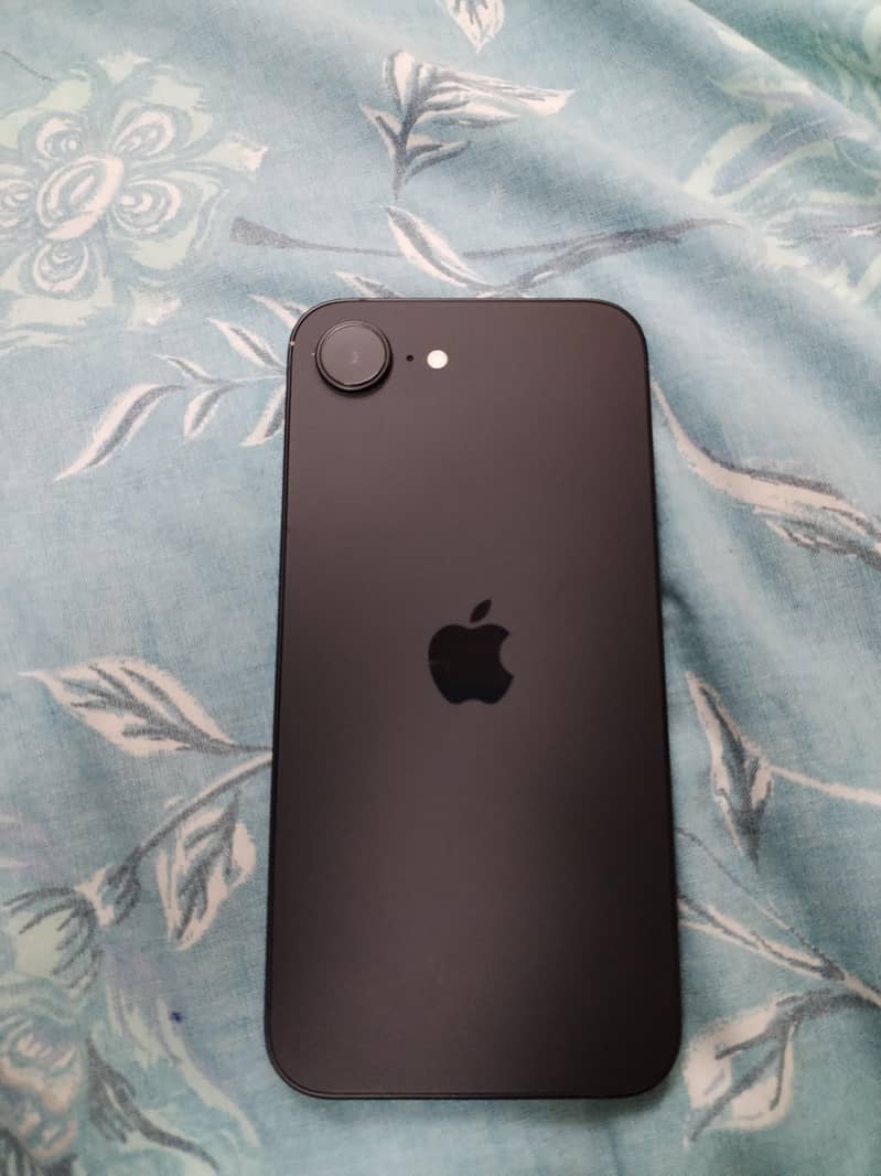 Apple iPhone 16e 6