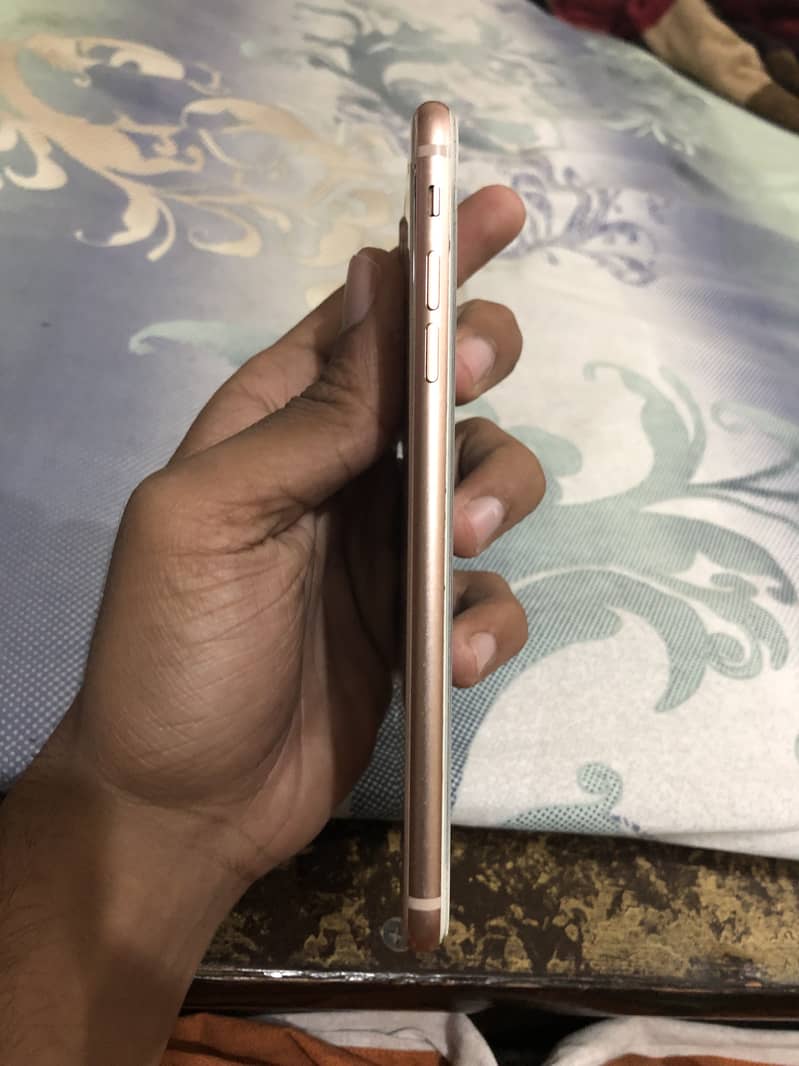 Apple iPhone 8 Plus 3