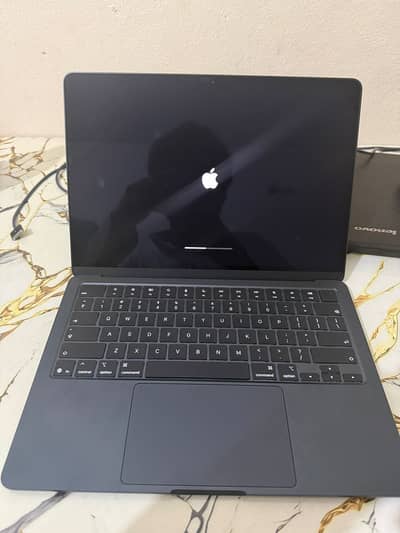 Apple MacBook Air M5 16-512 GB just 3 Cycle count
