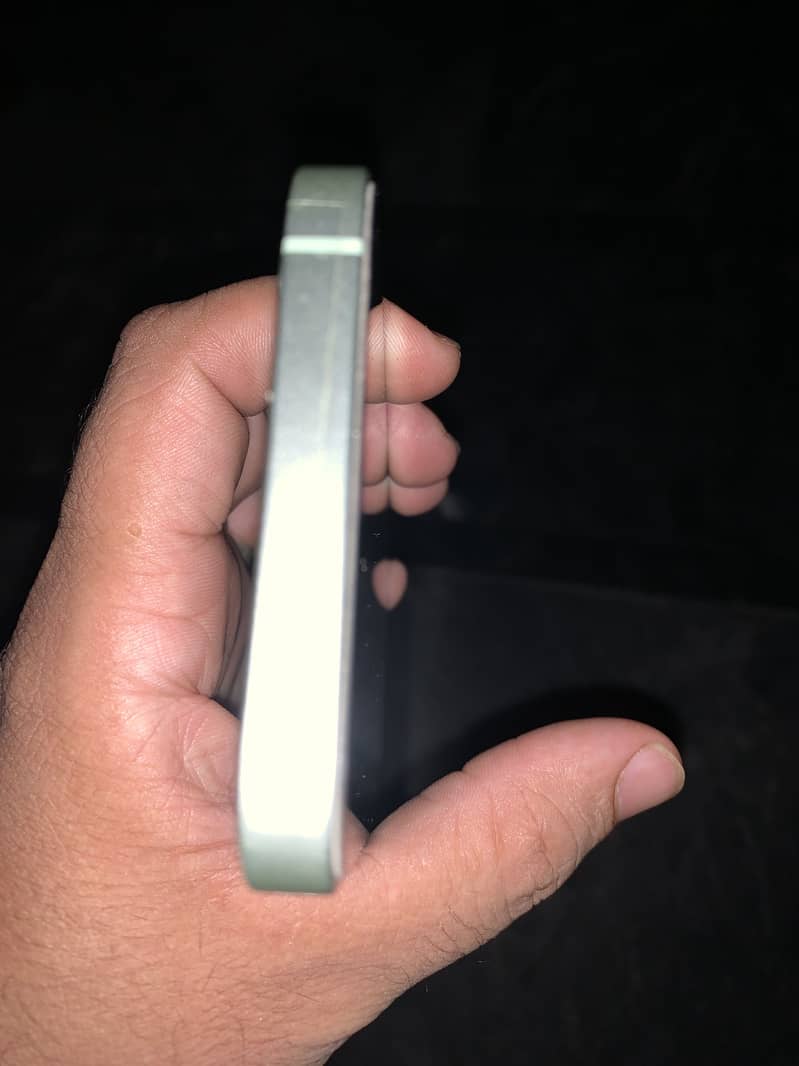 Apple iPhone 12 4