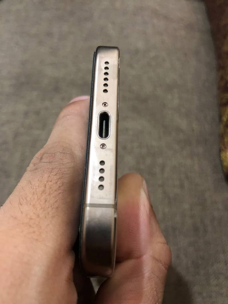 Apple iPhone 16 Pro Max 2