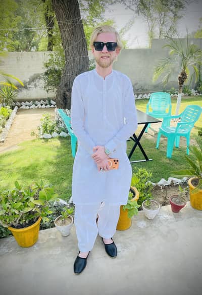 Office Boy Ya Ghr K Km K lya Larka Chaya to please Contact kray
