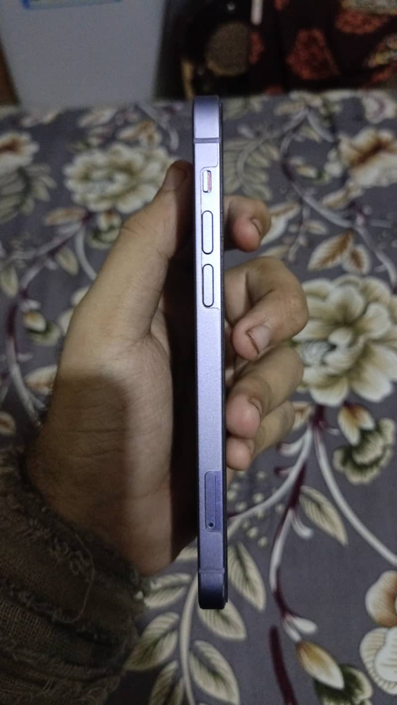 Apple iPhone 12 4