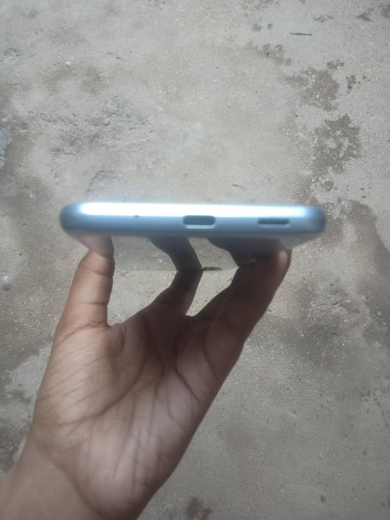 Sharp Aquos Sense 1
