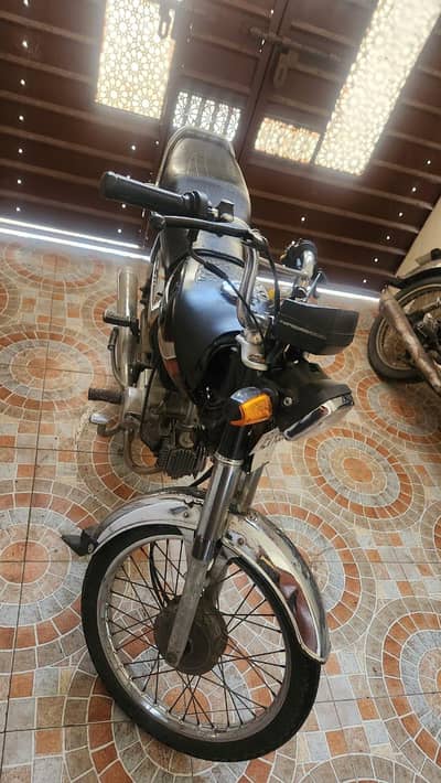 black colour Ghar ki bhai ka engine oil time se change karta hun