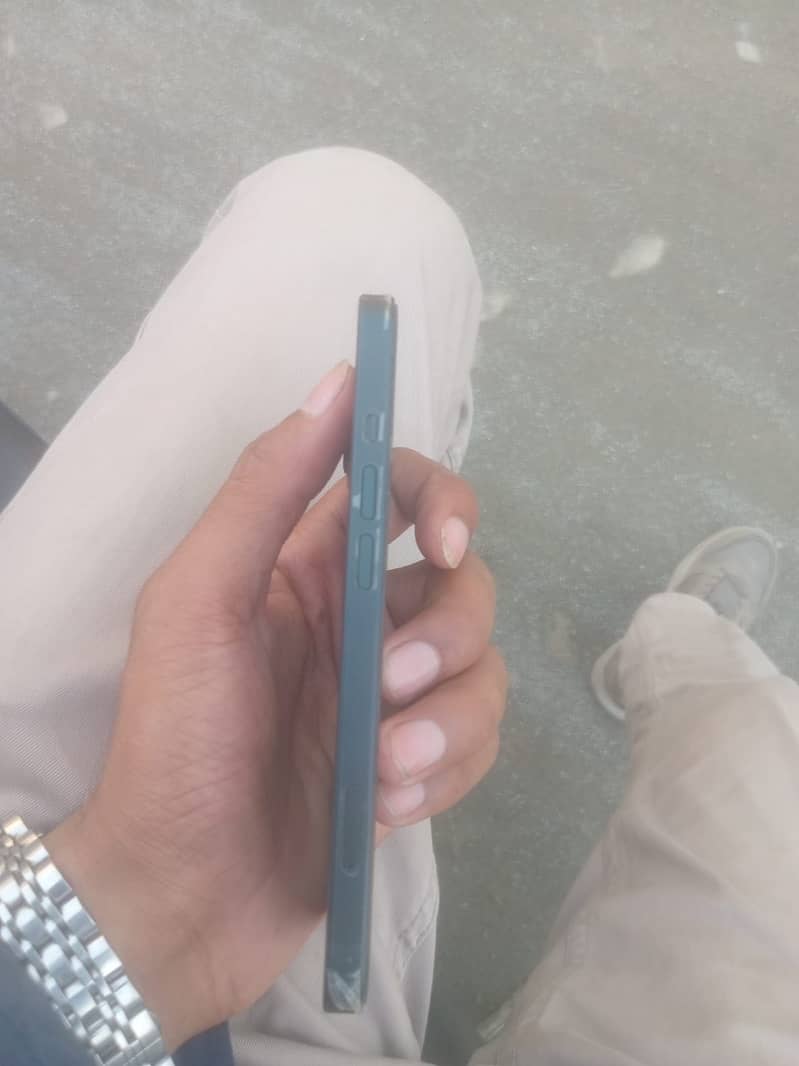Apple iPhone 13 2