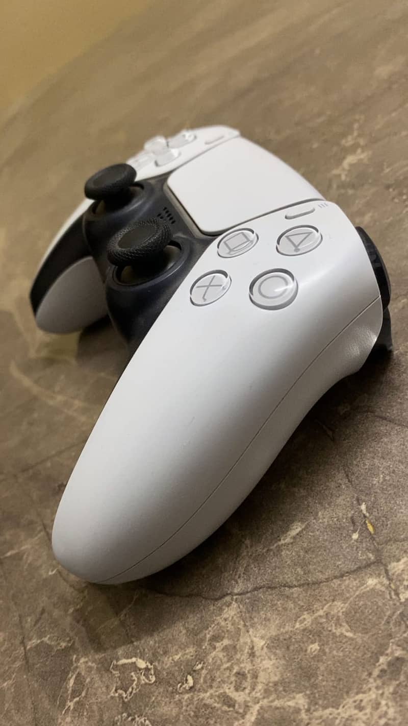 PS5 DualSense Wireless Controller (White) 1