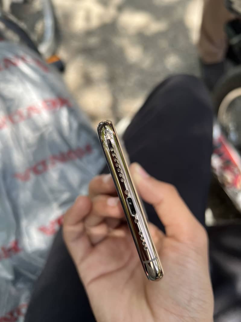 Apple iPhone 11 Pro Max 2