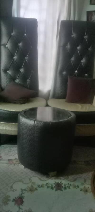 coffee chairs with round table with mirror