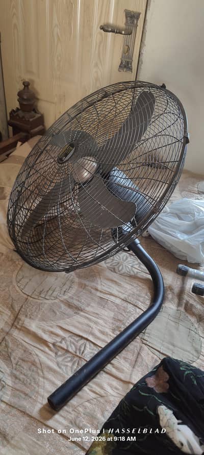 24" brackt fan