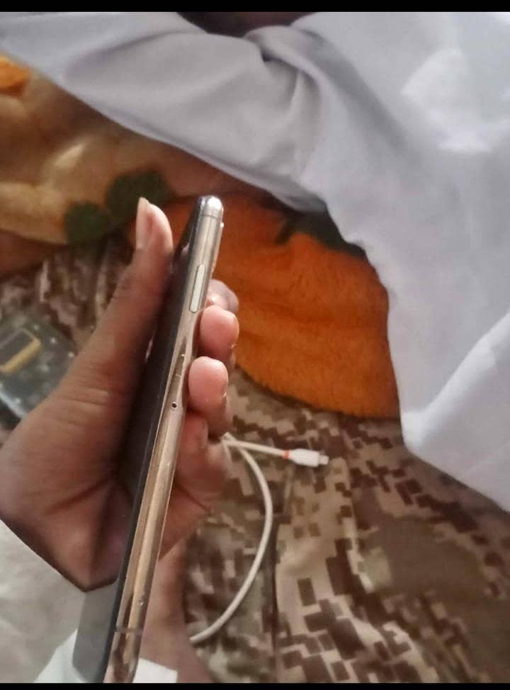 Apple iPhone XS 4
