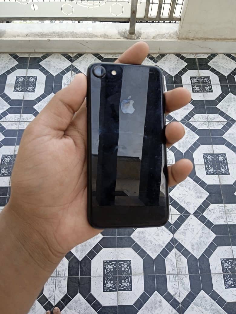 Apple iPhone 7 0