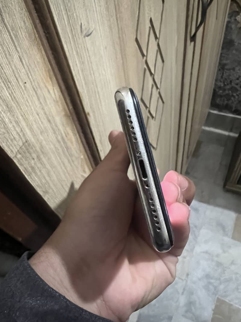 Apple iPhone X 4