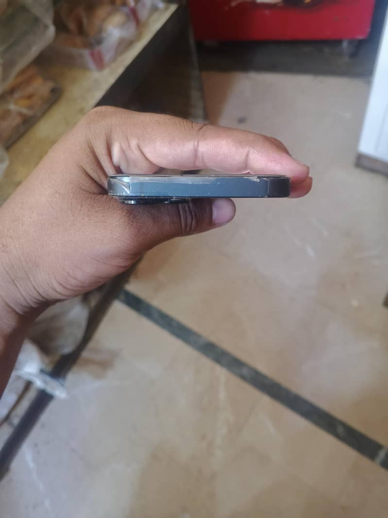 Apple iPhone 13 4
