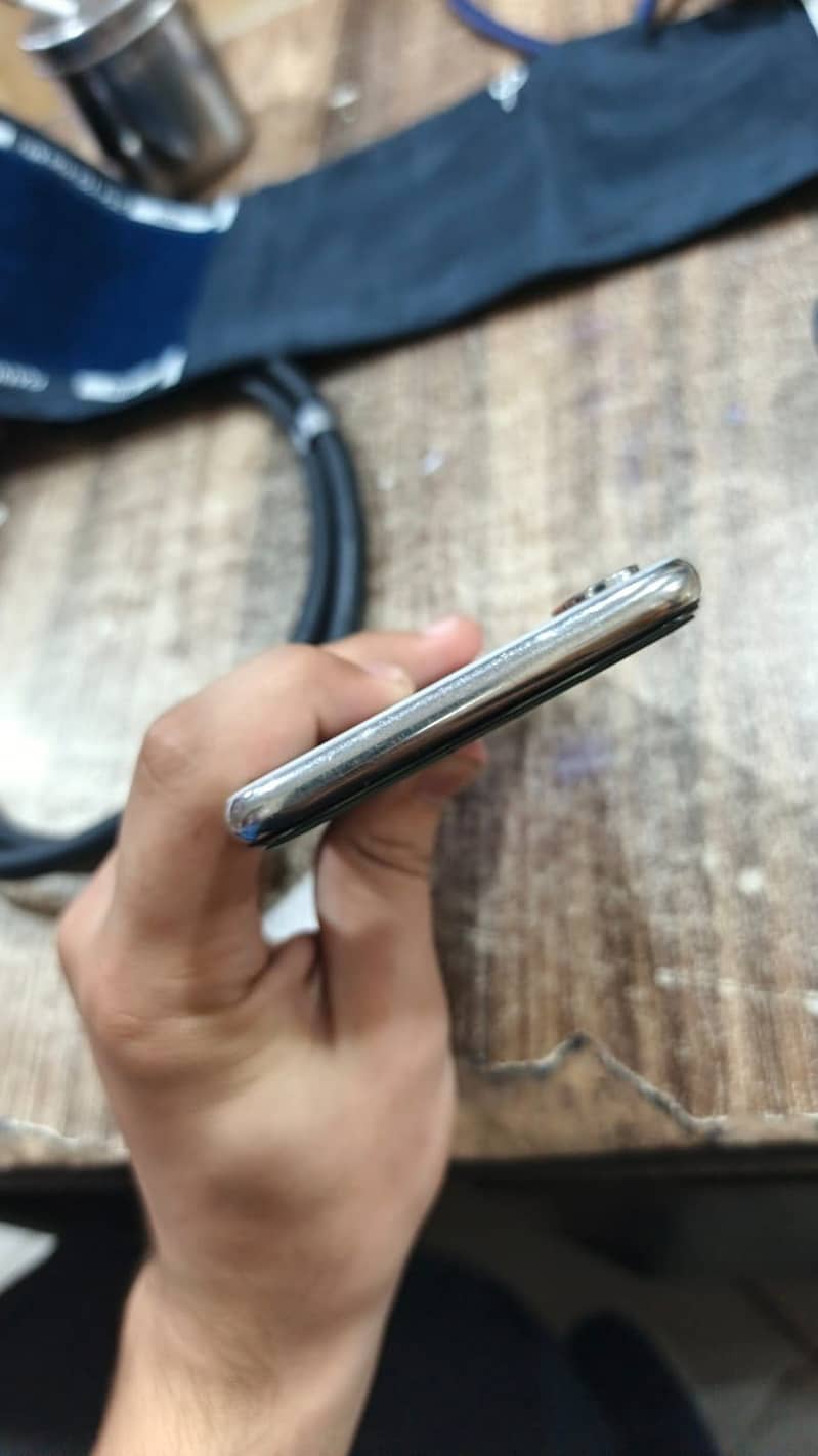 Apple iPhone X 3