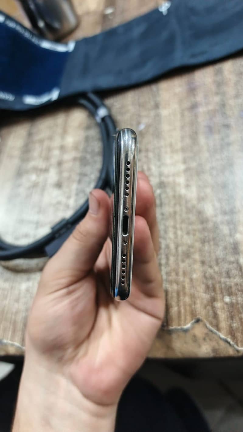 Apple iPhone X 4