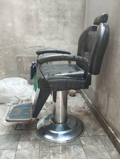 hair cutting chair good condition for sale