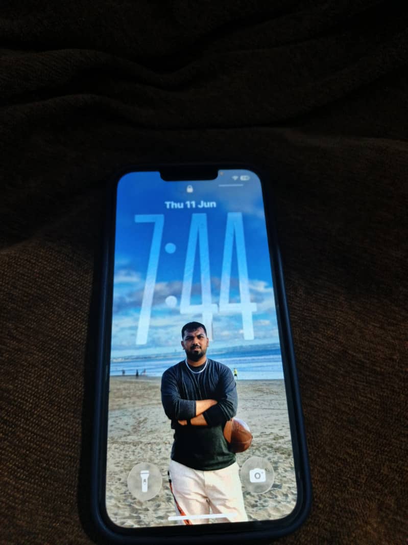 Apple iPhone 16e 2