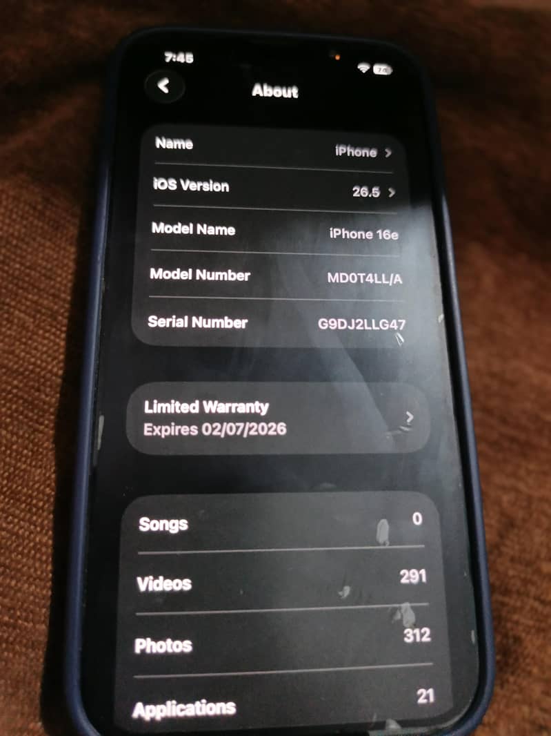Apple iPhone 16e 3