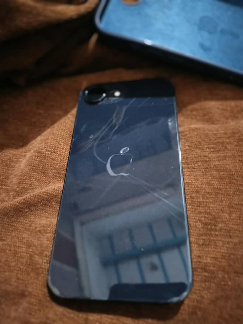 Apple iPhone 16e 4