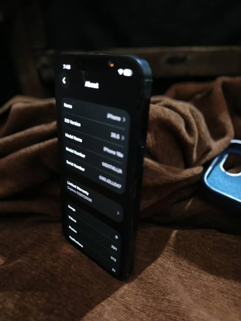Apple iPhone 16e 5