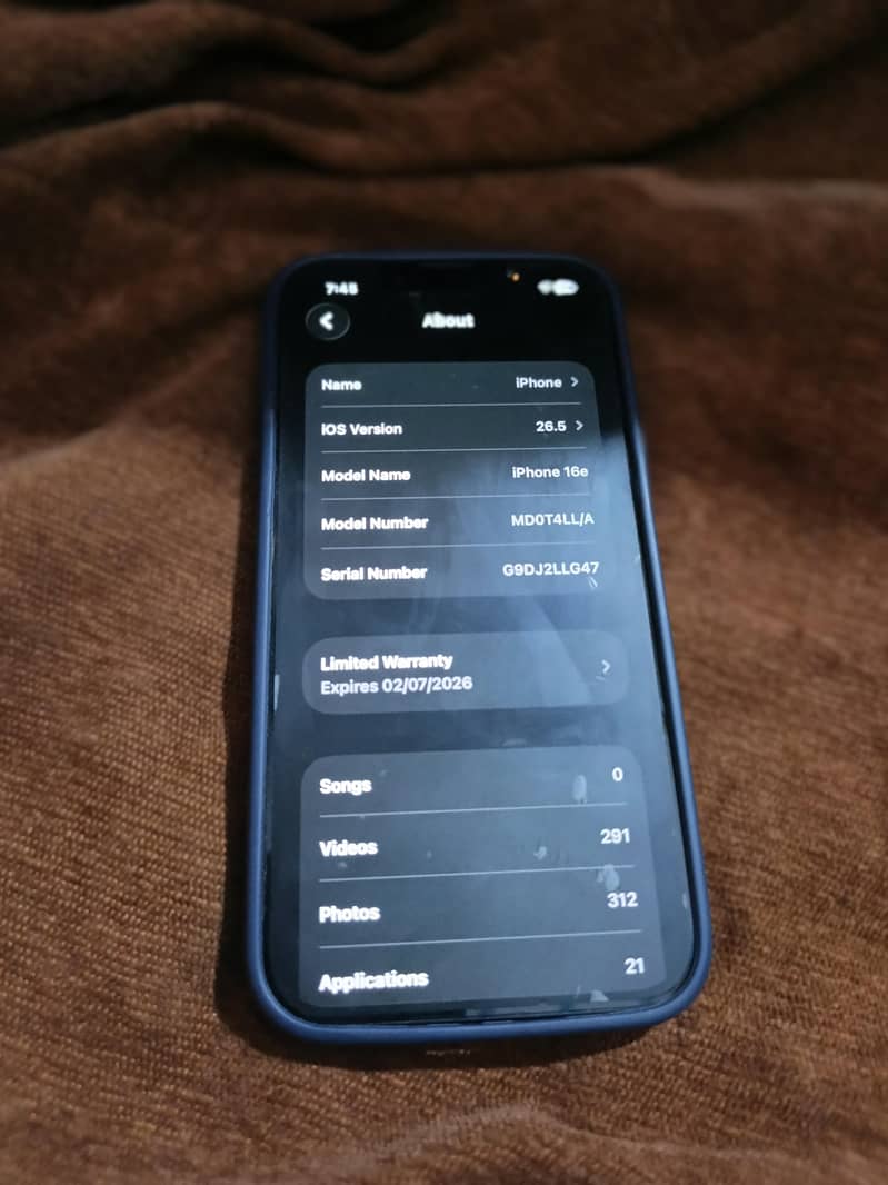 Apple iPhone 16e 6