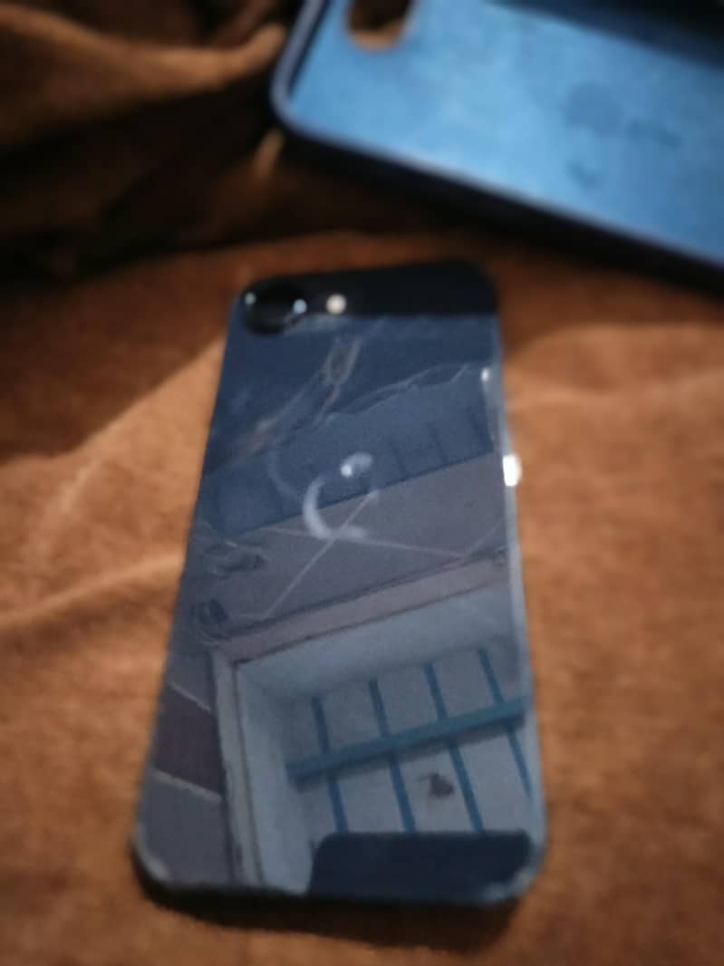 Apple iPhone 16e 7