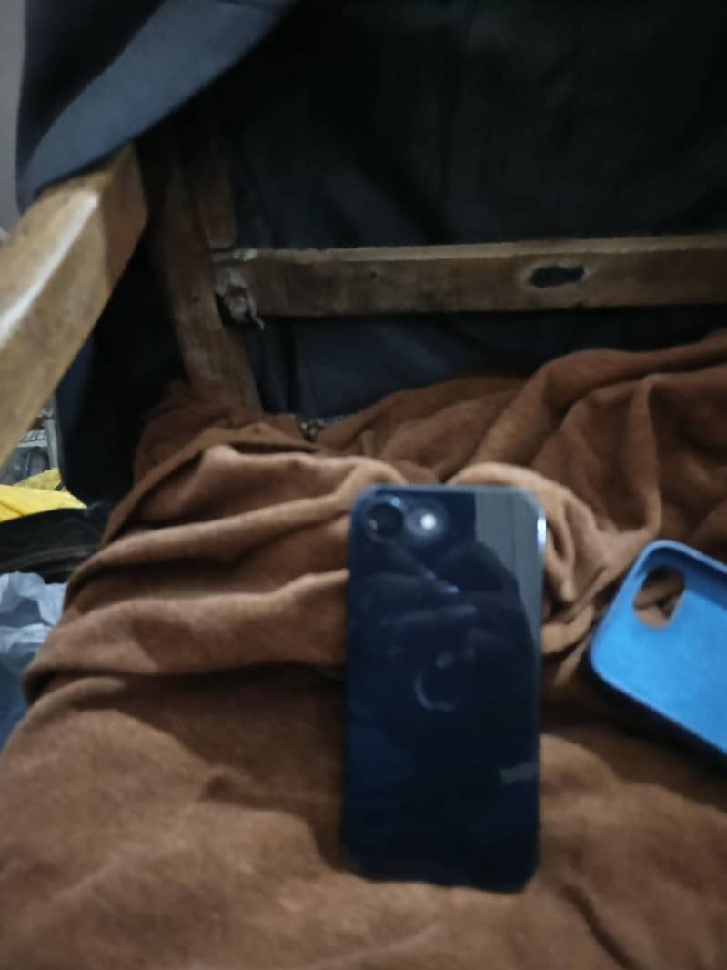 Apple iPhone 16e 8