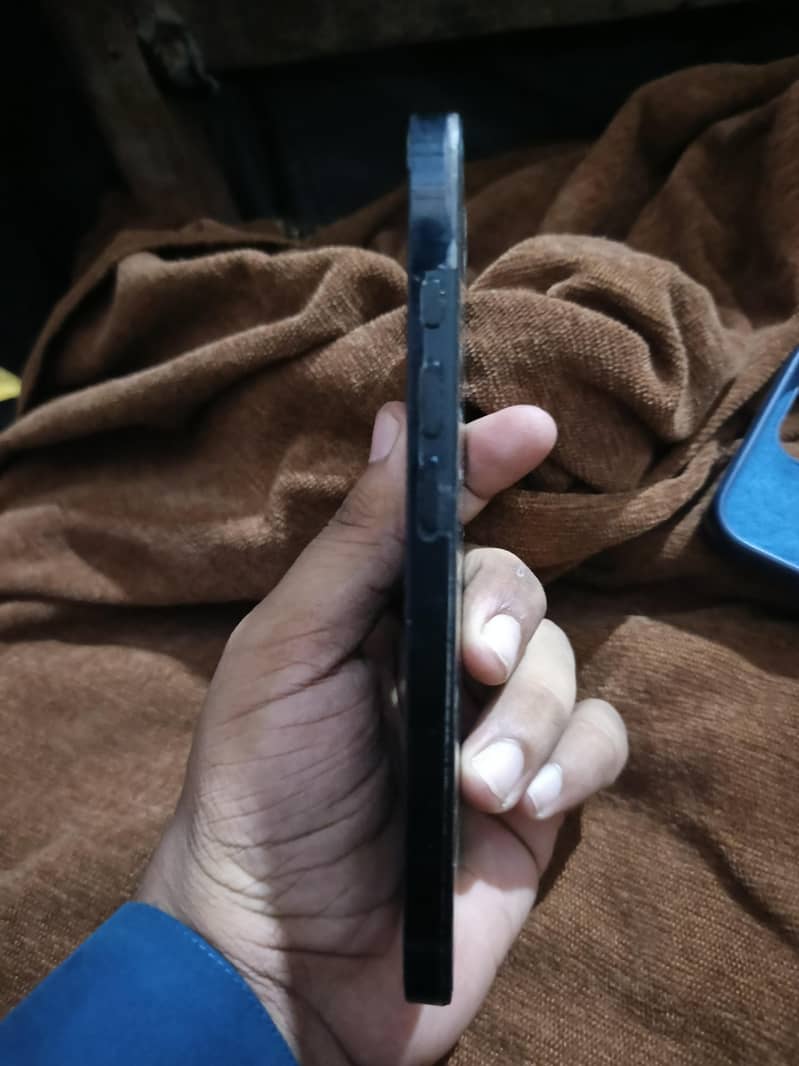 Apple iPhone 16e 9