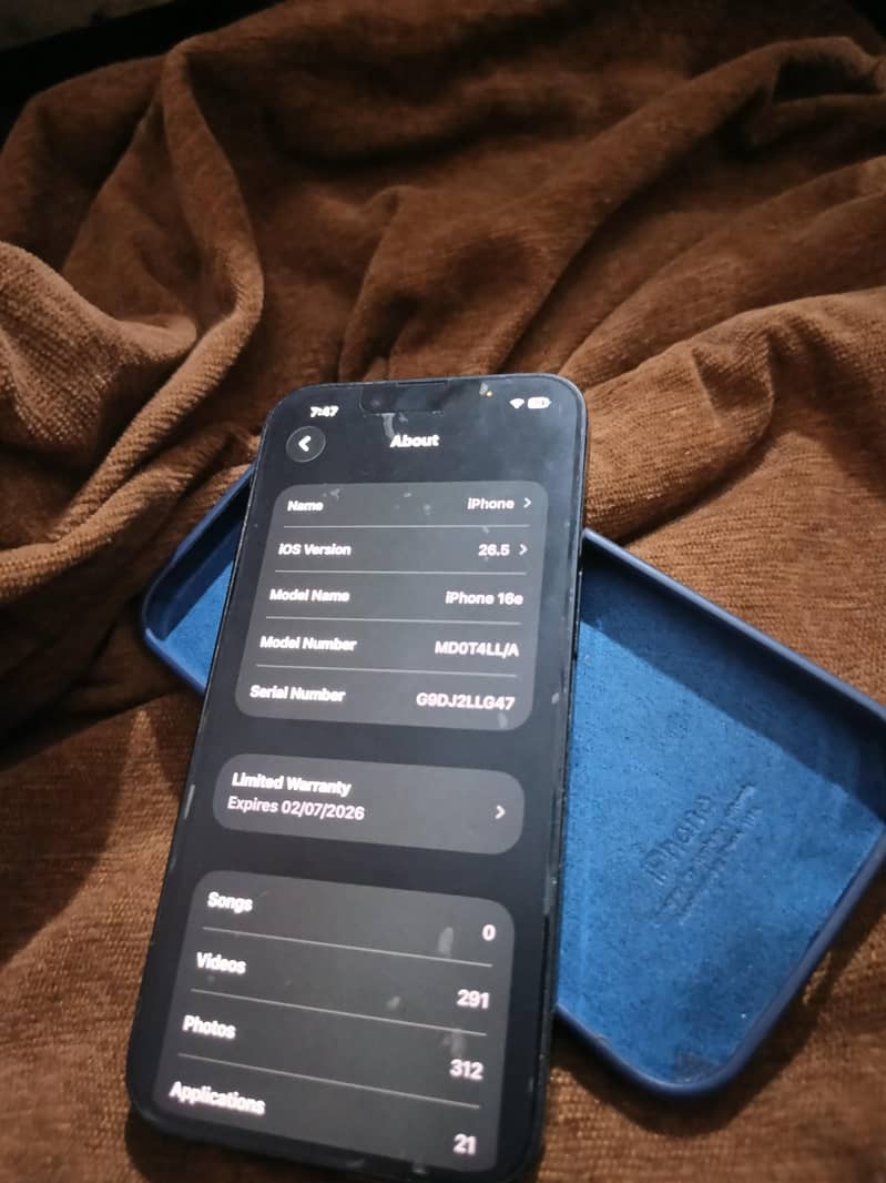 Apple iPhone 16e 10