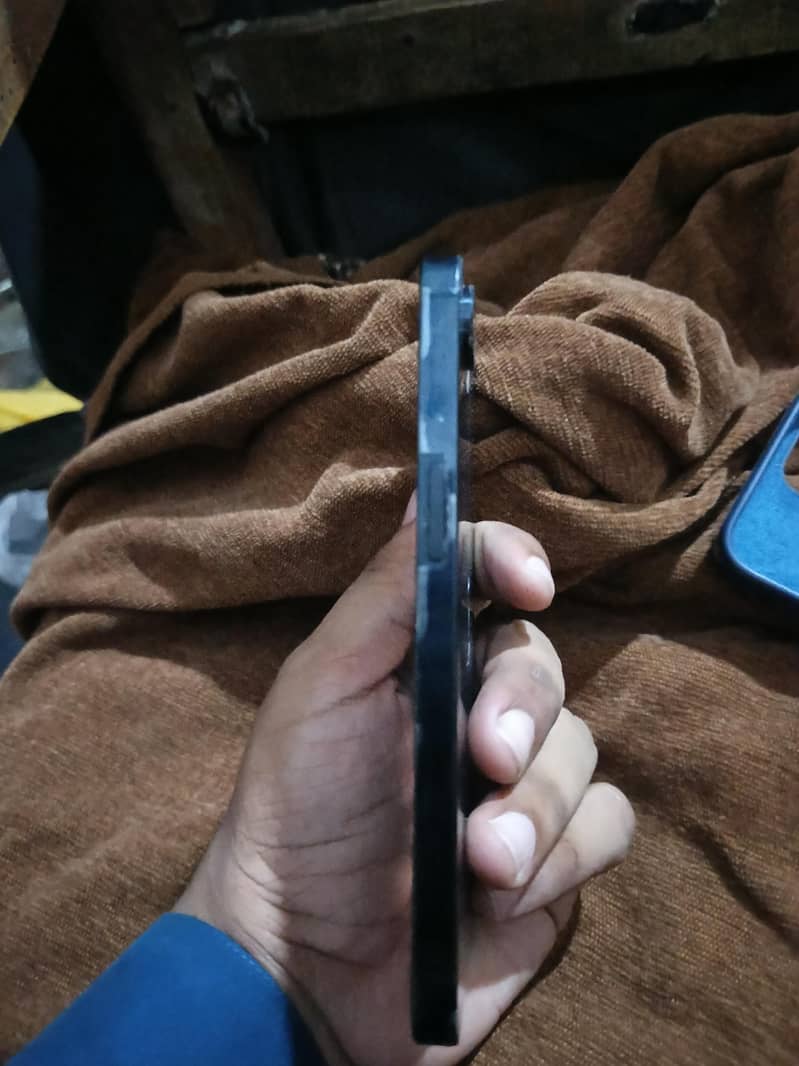Apple iPhone 16e 11