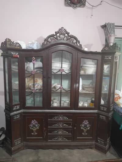 برتنوں والا شو کیس
