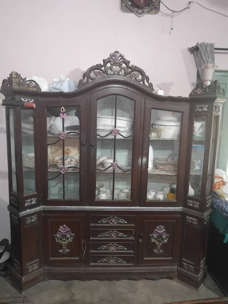 برتنوں والا شو کیس 0