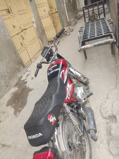 *Chalo Pindi walo, location update kar dete hain*   Ad me "Location: