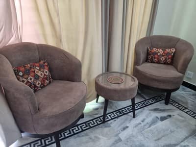 2 Stylish Lounge Chairs with Center Table – Excellent Condition