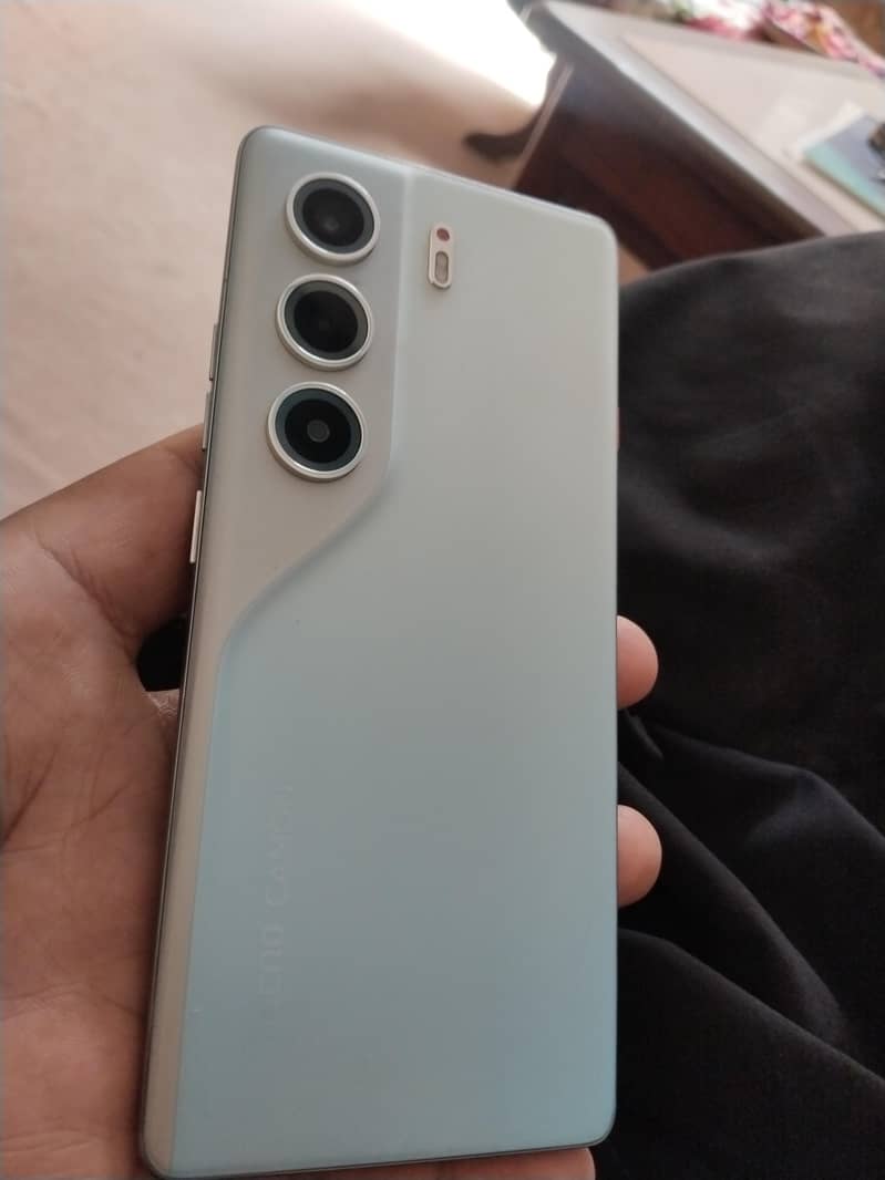 Tecno CAMON 40 Pro 1