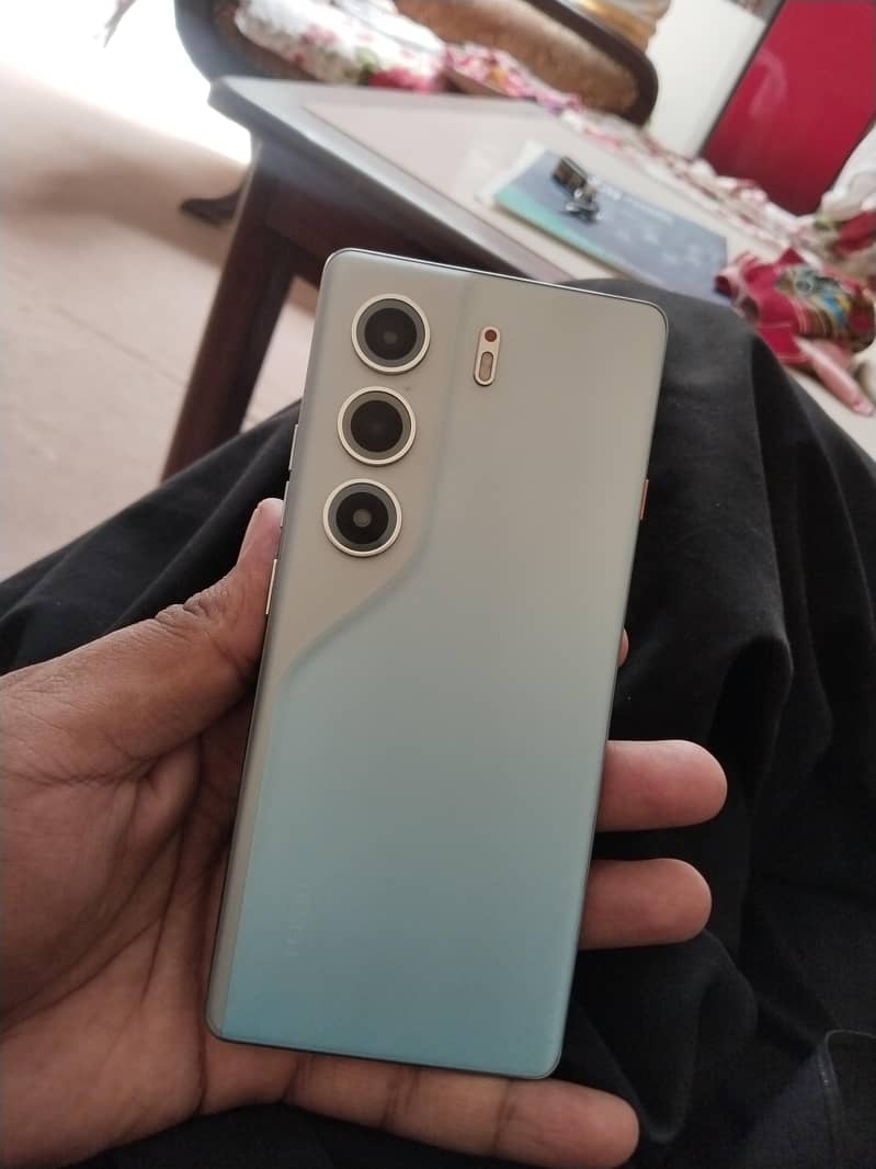 Tecno CAMON 40 Pro 4