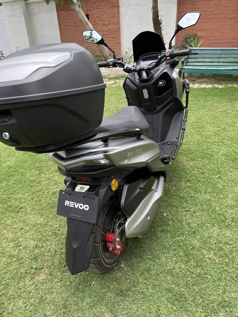 Revoo E52 1