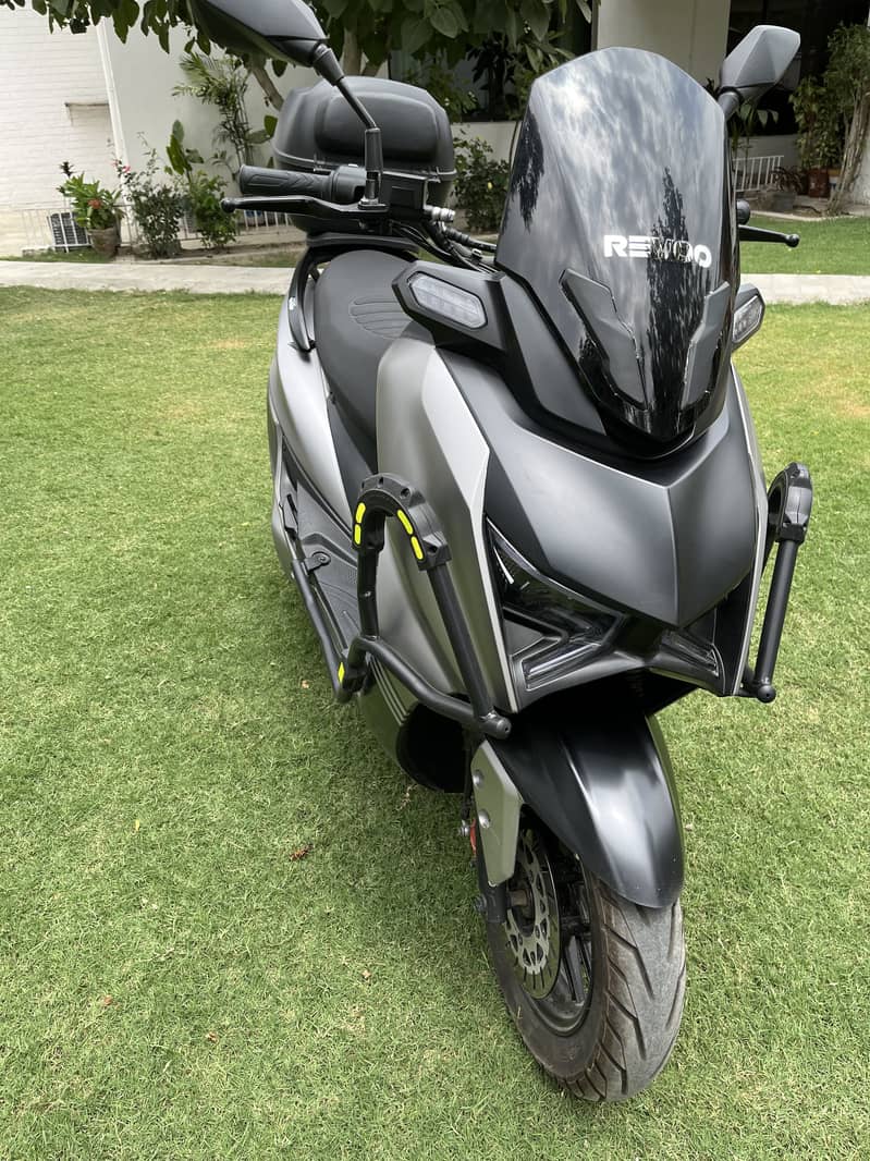 Revoo E52 2