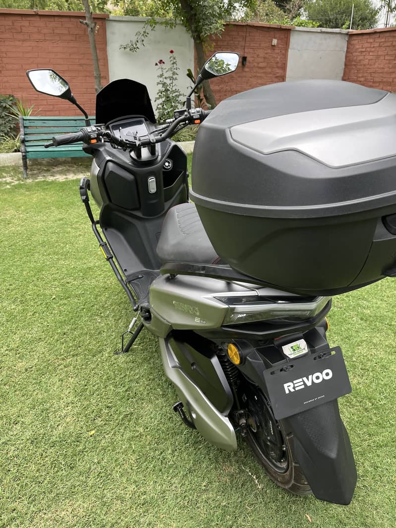 Revoo E52 3